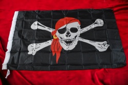 знаме, пиратско, качествен полиестер 140х86 см. с дървена дръжка, издържа на дъжд (20 бр. в стек)