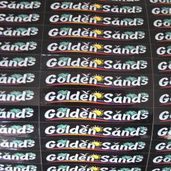 дървен сувенир, табелка с рак, катерещ по нея и надпис Golden Sands 30,5x10 см. морски дизайн (6 бр. в кутия)