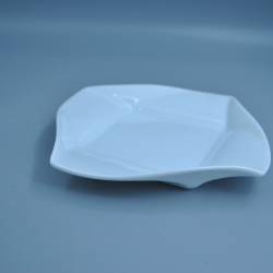 керамична чиния в четириъгълна, крива форма, дълбока  16,5 см. (18 бр. в кутия)