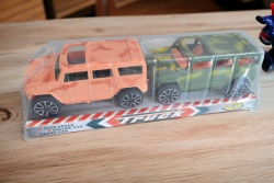 детска играчка от пластмаса, влак с 4 вагона и релси 46х37х7 см.