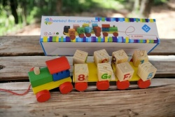 дървена играчка, влакче 8 кубчета, букви 30х9 см.