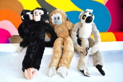 ПЛЮШЕНА играчка- маймуна, музикална 70 см. 6 разцветки(Промоция- при покупка над 24 бр. базова цена 4.64 лв.)