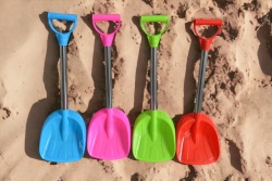 кофичка за пясък 14,5 см. с лопатка и гребло, сито и фигурка 4 цвята
