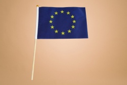 знаме Европейски съюз, качествен полиестер 14х21 см. с дървена дръжка, издържа на дъжд (50 бр. в стек)