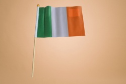 знаме Ирландия, качествен полиестер 14х21 см. с дървена дръжка, издържа на дъжд (50 бр. в стек)