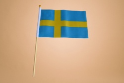 знаме Швеция, качествен полиестер 14х21 см. с дървена дръжка (50 бр. в стек)