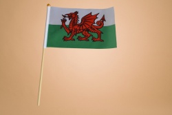 знаме Уелс- общестеството, качествен полиестер 14х21 см. с дървена дръжка (50 бр. в стек)