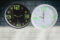 часовник с дисплей, будилник, светещи цифри, изписва часа на тавана, мери температура и влажност 18,5х10,5 см. 2 модела