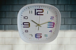 часовник, стенен, квадрат, изпъкнали, цветни цифри 30 см. (2 разцветки)