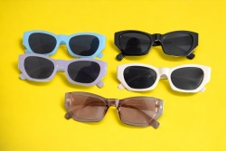 слънчеви очила, модел 2024 36535 (20 бр. в кутия, повечето черни)