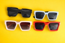 слънчеви очила, модел 2024 209966 (20 бр. в кутия, повечето черни)
