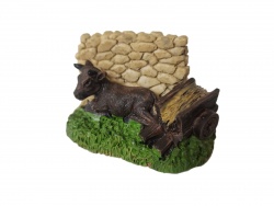 сувенир от полеризин, ограда с облегната крава и купа сено в каруца 6,5х3,8х4 см. 27402 (5 бр. в кутия)