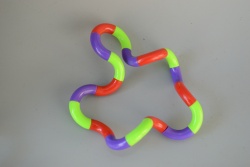 детска играчка от пластмаса Simple Dimple 2- ка 8 см. черен 24 бр. в пакет