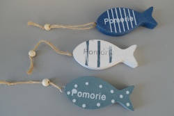 сувенир MDF морски дизайн, риба, цветна с надпис Pomorie 27,5х9 см.(6 бр. в кутия)