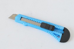 МАКЕТЕН нож с пластмасов водач в плик 15 см. 12 бр. на блистер(Промоция- при покупка над 10 блистера базова цена 3,10 лв.)
