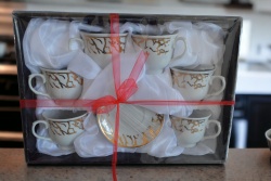сервиз 6 бр. керамични чаши с чиниики, за турски чай 100 ml. метална поставка 29х11х26 см. в кутия