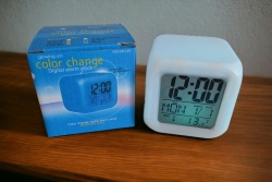 часовник, будилник- куб, светещ 7,5х7,5х7,5 см.