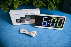 часовник с дисплей, будилник, светещи, цветни цифри, изписва час 16,5х8 см.