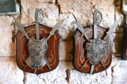 сувенир, метален, броня или щит и 3 бр. оръжия 16х19 см. (2 модела)