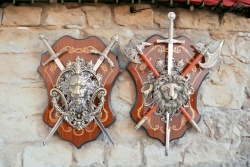 сувенир, метален щит и 3 бр. оръжия  27х37  см. (2 модела)