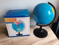 глобус, пластмаса 25 см. със статив