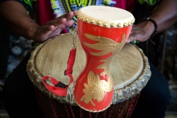 музикален инструмент, ръчно изработен от естествени материали, тарамбука от дърво и кожа, двустранна 32х14 см.