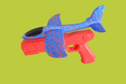 детска играчка, пистолет 21,5х11 см. изстрелва стиропорен самолет 24х22 см. от пластмаса