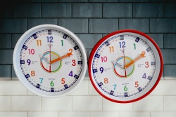часовник, стенен, кръг с минути и цифри, подходящ за учещи часа деца 30 см. (2 разцветки)