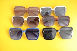 слънчеви очила, модел 6 разцветки 2024 92554 (20 бр. в кутия, повечето черни)
