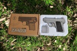 МЕТАЛЕН пистолет в кутия ZM03 19,5x17,5 см. (Промоция- при покупка на кашон 60 бр. базова цена 10,00 лв.)