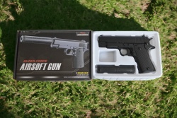 метален пистолет в кутия V2 -19,5x17,5 см. със заглушител и метален пълнител