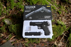 метален пистолет в кутия D1A/D1 22x21 см. със заглушител и метален пълнител